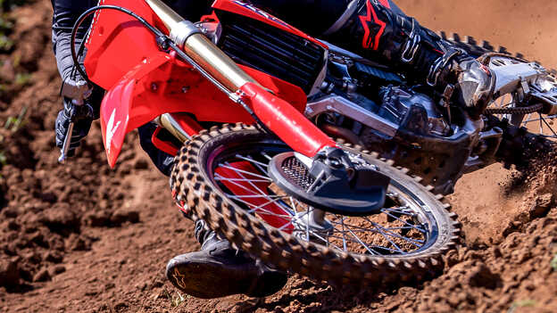 CRF250R – átalakított 49 mm-es Showa fordított villák